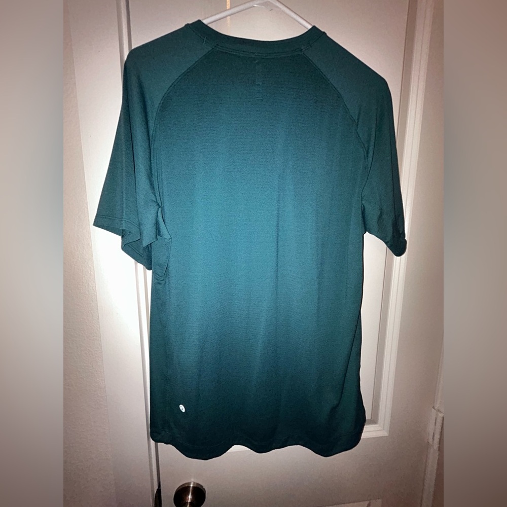 Men’s lulu athletic fit workout shirt